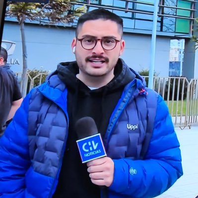 Periodista @uandresbello🎓Trabajo en @adnradiochile 📻y en @chvnoticias 📺Magallánico 🇺🇦De @futboludec ⚽️y mate amargo🧉 “Con libertad ni ofendo ni temo”✌🏼