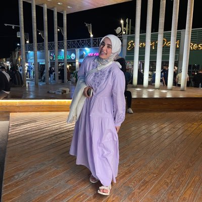 الفتاة التي تعرف كيف تقاوم قساوة الحياة بمُنتهى الرقة وتفتح قلبها على مصراعيه للعالم وتحب مادامت تحيا💗