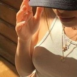 oosrerouja86218's profile picture.