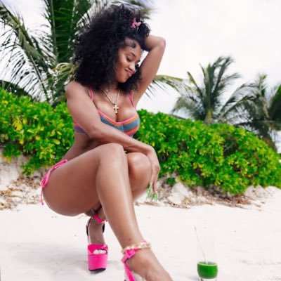 jassminevu's profile picture. multiple avis always wearin heels