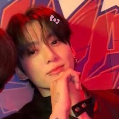 eu sou o marca texto rosa na foto do espelho dos jikook