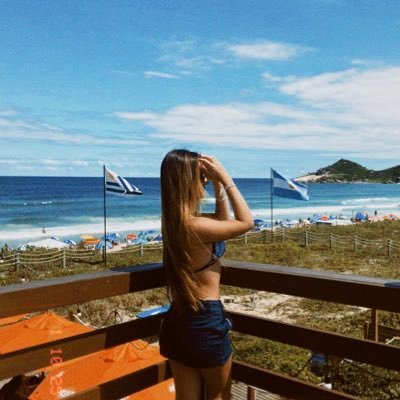 debhalvess's profile picture. 