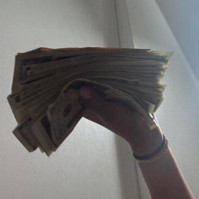 iheartdineros1's profile picture. i be that pretty mf 🏆.