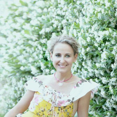 larissa_tana's profile picture. I love the smell of monarchy in the morning 👑