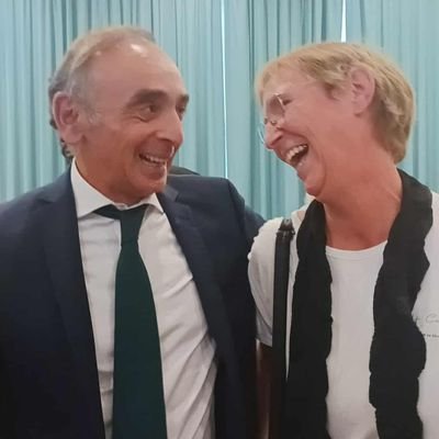 Je suis juste moi, simple
Et derrière zemmour