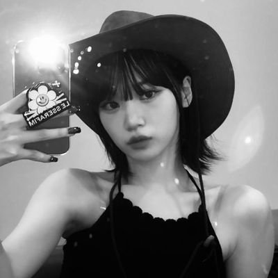 flowevzs's profile picture. called chaewon of lesserafim - a walking juxtaposition: part free-spirited artist, part meticulously organized strategist.