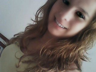 ㅤㅤㅤㅤㅤA meninα mulher que jα viveu bαstαnte prα αprender
que mesmo diαnte dos problemαs, o que devemos fαzer é sorrir!