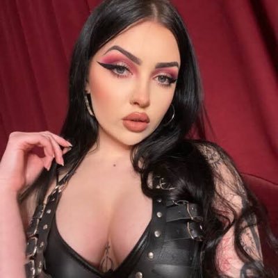 Miss_britt74's profile picture. A great designer never follows the trend.