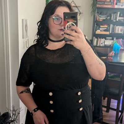 Strangiexx's profile picture. bookworm, artsy gamer, ND AF 💫