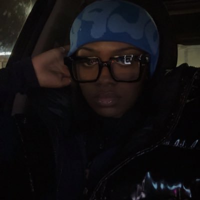 👩🏽‍❤️‍💋‍👩🏾