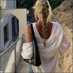 Ylaukouc636264's profile picture. The moon understands what it means to be human.