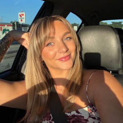carlyyey's profile picture. 