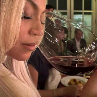 meeshiebees's profile picture. A scheme that Todd set up.