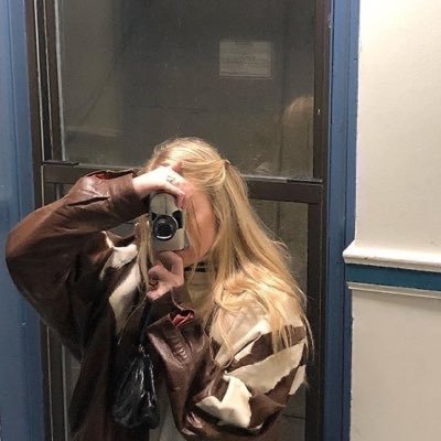 sunflowerslibry's profile picture. 