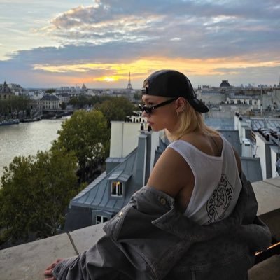 Heavenisamyth's profile picture. ☆ no one fw ATE like I do ☆ they/she ☆ 18 ☆ 🏳️‍🌈 ☆