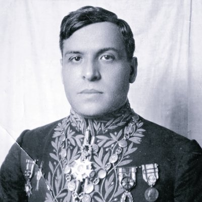 Nascido em berço de ouro, protegido de Salazar, desafiou as Suas ordens, salvando as vidas de milhares de Judeus e enchendo a sua carteira, ao vender Vistos...