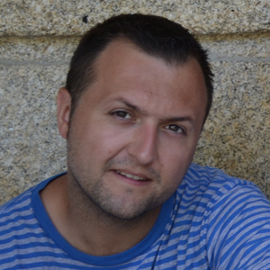 Padre, ingeniero informático, emprendedor y emigrante retornado. Me tuve que ir lejos para conocerme. Fundador de @volvemos_