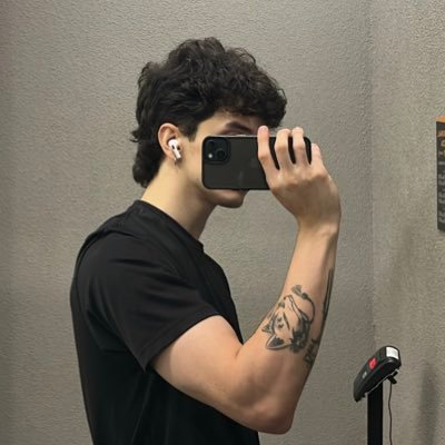 stonerkaiju's profile picture. sic parvis magna