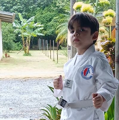 Relacionista internacional, padre de un hermoso hijo. Con discapacidad motora reducida lucho incansablemente por el bien de mi familia y de un mejor pais.