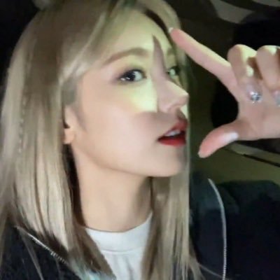 lovsyeddeong's profile picture. me + @ITZYofficial = ♡
