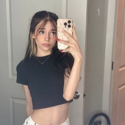 hallie_rayy's profile picture. I’m all yours for now… if you show up in my DMs 😉