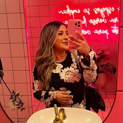 Gabyralon's profile picture. Sunset Chaser ✨ Look for the good in everybody.