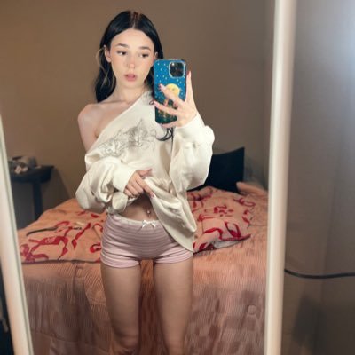 I’m free — and your DM could make my day 😘