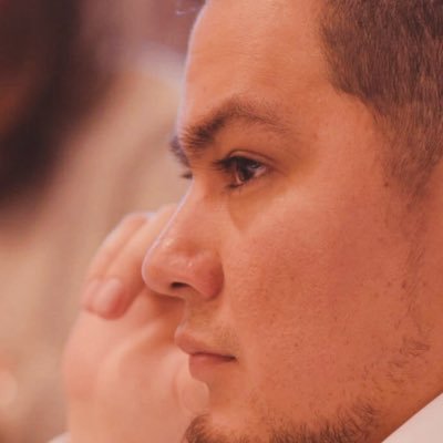 Agnóstico, crítico, rebelde, irreverente, inadaptado, curioso, Especialista en Administración de Justicia y de los 94 nicaragüenses desnacionalizados.