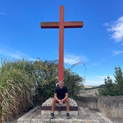 JeanGuillo41787's profile picture. Blanc, hétéro, catholique; 3 gros mots