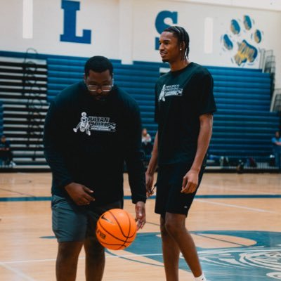 God first. Trainer @SavageHoopsSC 17u @UpwardStarsSE assistant: Director @UpwardStarsCola : @ridgeviewhoops 4x State Champion / 👼🏾🙏🏾❤️