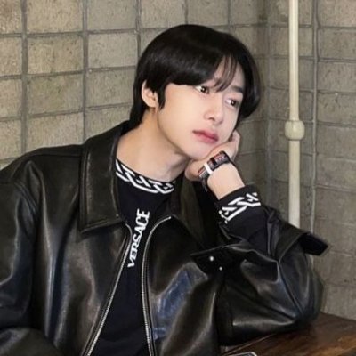 duvrax's profile picture. 「 𝑼𝑵𝑹𝑬𝑨𝑳 」 ❐ ┊ the stage conqueror that can makes monbebe and everyone fall for him with his talents, 몬스타엑스 is his only home. 1993, 채형원.