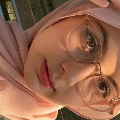 EsmeNi542's profile picture. *