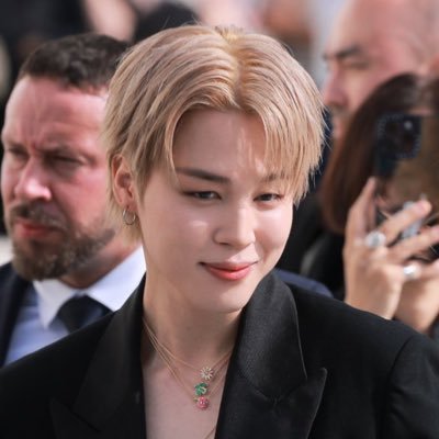 hodiron's profile picture. bts / lesserafim
