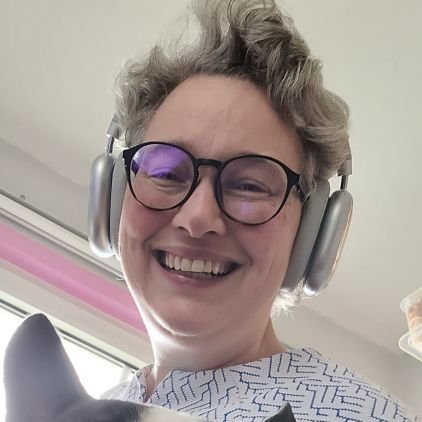 Haifischhappen's profile picture. Näht und strickt Dinge und bringt das anderen bei. Ist #notjustsad, sie/she. Im Besitz von @HarryAtropa
https://t.co/vQUdohW9pC