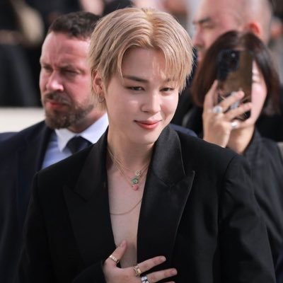 lypjm_jhs's profile picture. esperando al día en el q el kookmin confirme q son noviecitos o q tengamos una colab bangswift (lo q pase primero)