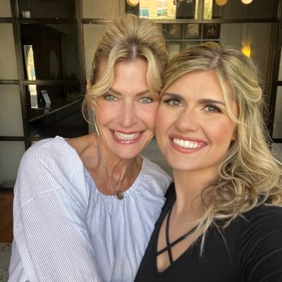 bacon_stephanie's profile picture. I get by with a little help from my frens 🐸🐸🐸💚💚💚
