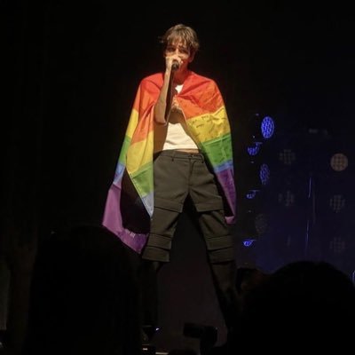 padsxmoon's profile picture. nah wtf? i’m like bruh 🤘