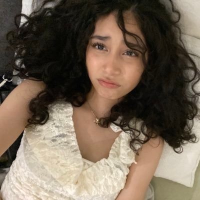 reginnwz's profile picture. emotional, weird, obsessive little me
