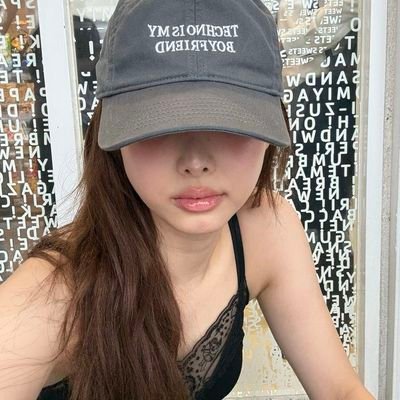 hyelipzs's profile picture. twice & njz collector 
                                                                    ❀ twice • njz • lsf • enhypen ❀