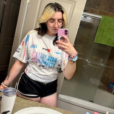 PPOLTTERGEISTT's profile picture. charlie | they/them | 26 | RN, gym rat, heirloom vegetable fan