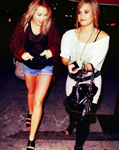 Se eu puder amar a demi e a miley ta td ok..