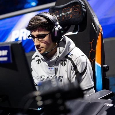Professional Rocket League Player for @GenG @mobil1racing | 20 | DM for business inquiries