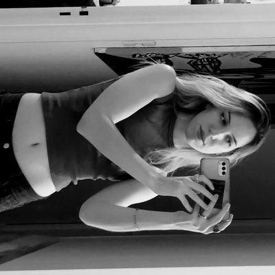 ItsAbrilC's profile picture. thinking thoughts