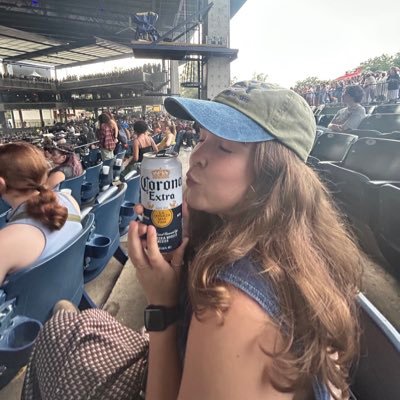 riley_dean72's profile picture. she/her