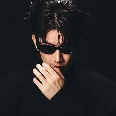 Jupmol's profile picture. on screen: serious roles. 𝗼𝗳𝗳 screen: chaos and snacks.