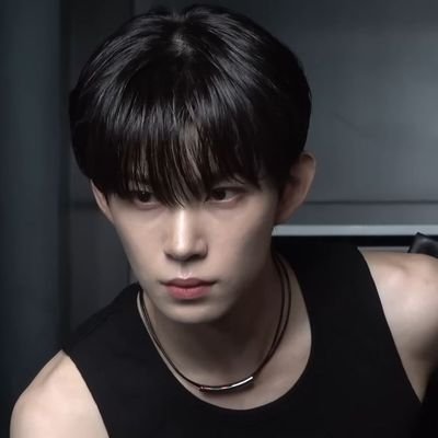⠀ ⠀𝐑𝐎𝐋𝐄𝐏𝐋𝐀𝐘 / He got the world at his feet, but he never loses sight of his humble beginnings with Alpha Drive One.