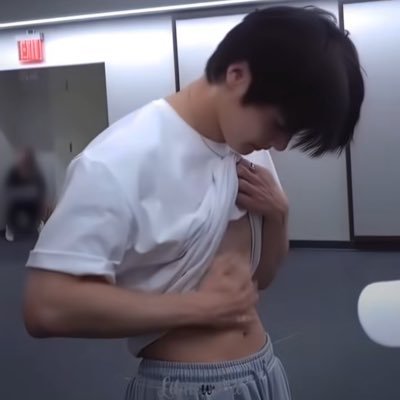 chnniecream's profile picture. hi I’m Dove let’s be friends :-)) 🦊🐶 and 🐺🐥 centric skzh0le luvrr