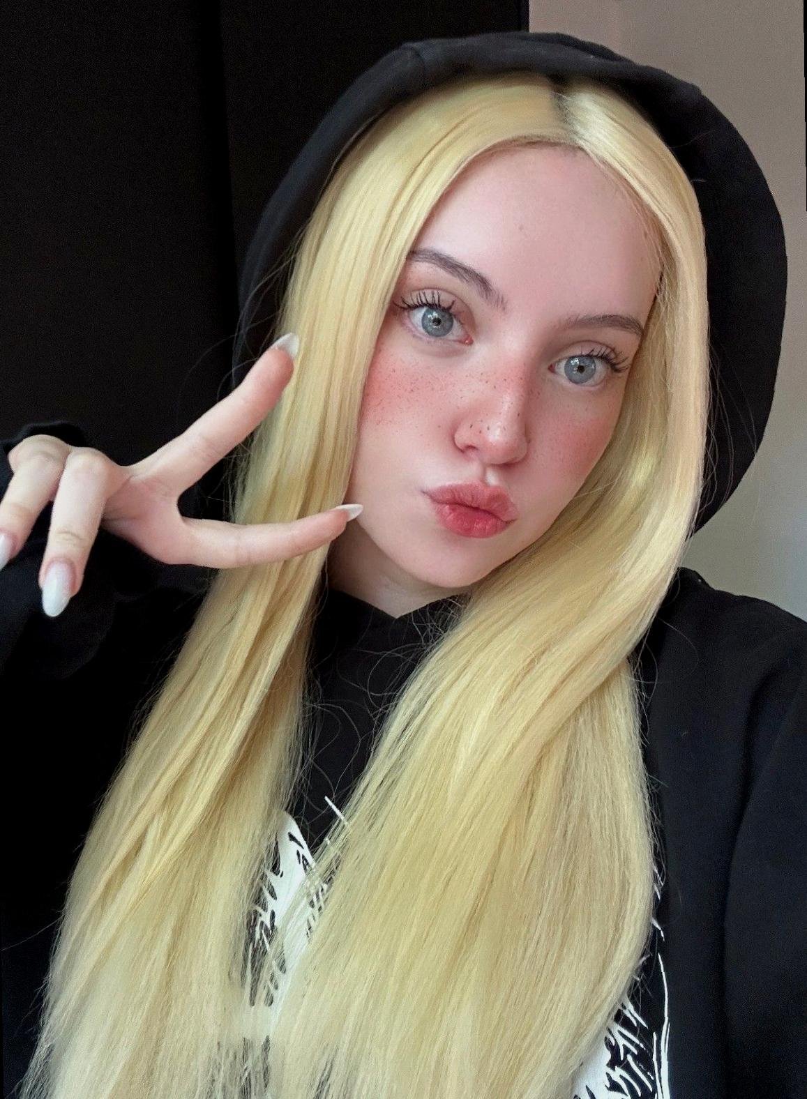 Sandra813175383's profile picture. 18yo graduating from cloud university in nap science, petting dragons on weekends (♡ω♡) ٩(◕‿◕｡)۶