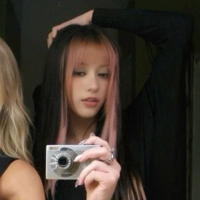 23 anos, kpoper e formada em T.I