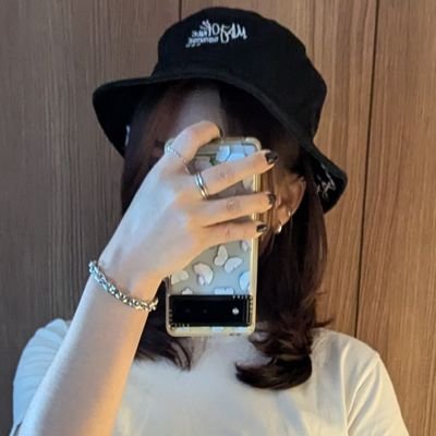 Julie0x0's profile picture. 